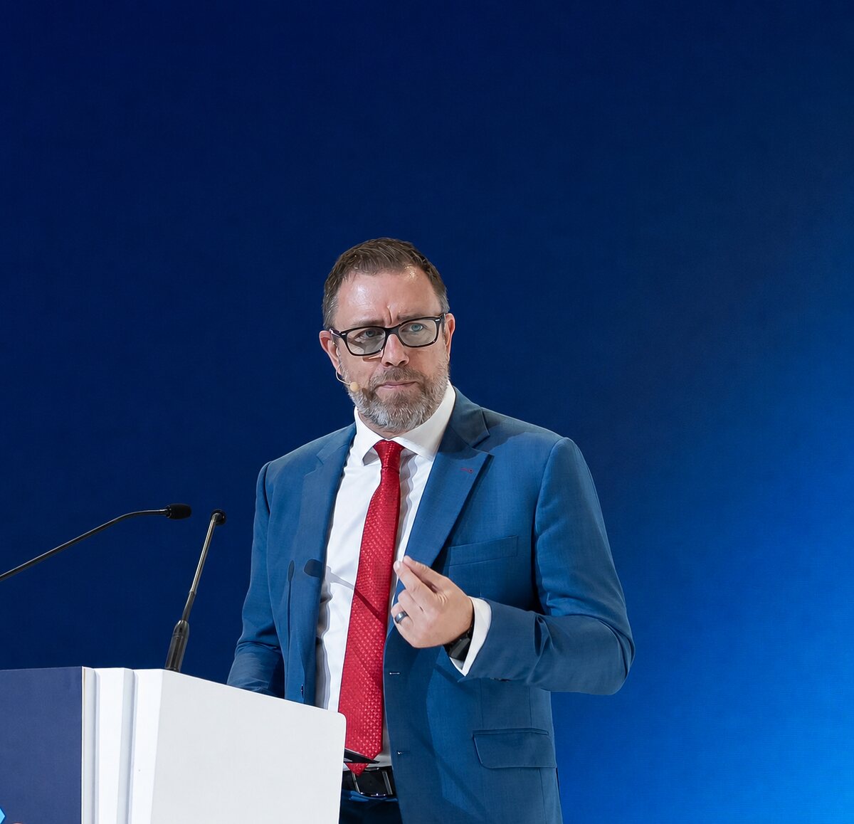 Robert Willock presenting at a leadership event